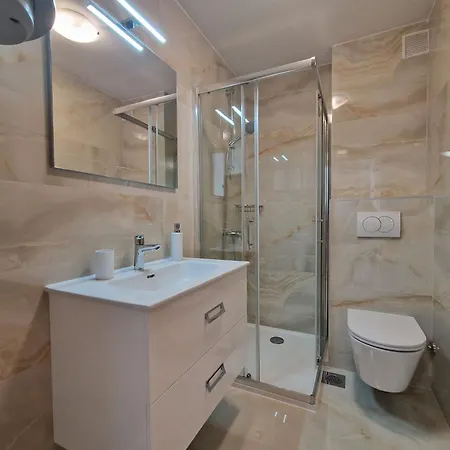 شقة Modern Eingerichtete Ideal Fuer Junge Paaren Im Zentrum Von By Interhome