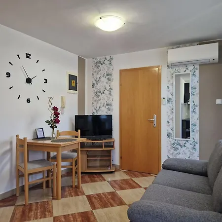 Modern Eingerichtete Ideal Fuer Junge Paaren Im Zentrum Von By Interhome شقة