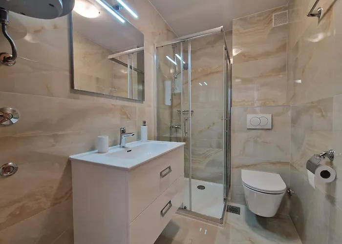 شقة Modern Eingerichtete Ideal Fuer Junge Paaren Im Zentrum Von By Interhome
