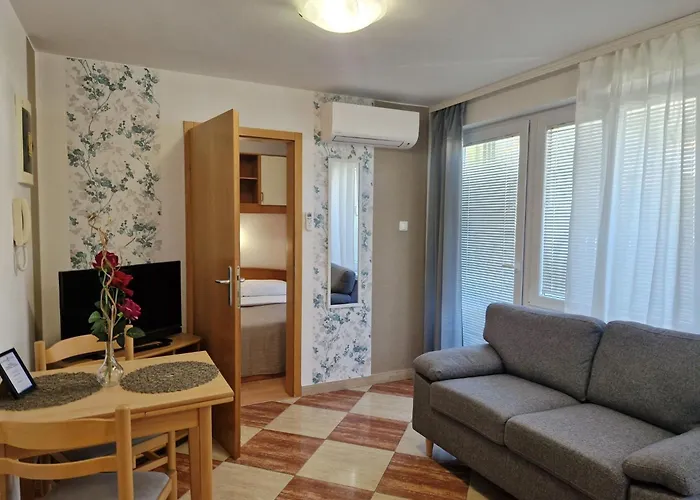 شقة Modern Eingerichtete Ideal Fuer Junge Paaren Im Zentrum Von By Interhome