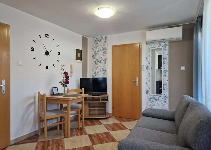 Modern Eingerichtete Ideal Fuer Junge Paaren Im Zentrum Von By Interhome شقة