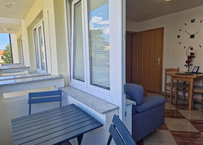 شقة Modern Eingerichtete Ideal Fuer Junge Paaren Im Zentrum Von By Interhome *