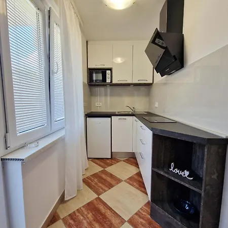 Appartamento Modern Eingerichtete Ideal Fuer Junge Paaren Im Zentrum Von By Interhome Baška