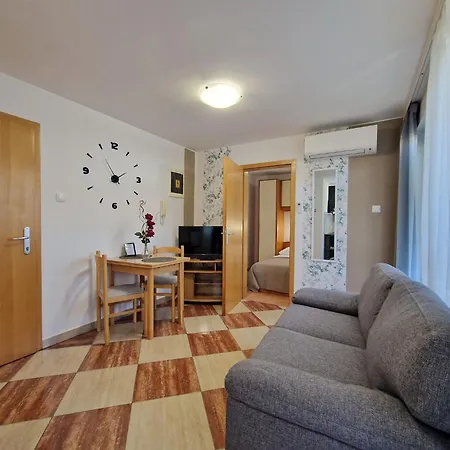 Modern Eingerichtete Ideal Fuer Junge Paaren Im Zentrum Von By Interhome Appartamento Baška