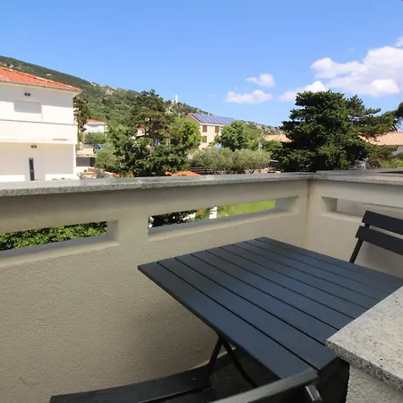 Modern Eingerichtete Ideal Fuer Junge Paaren Im Zentrum Von By Interhome Appartamento