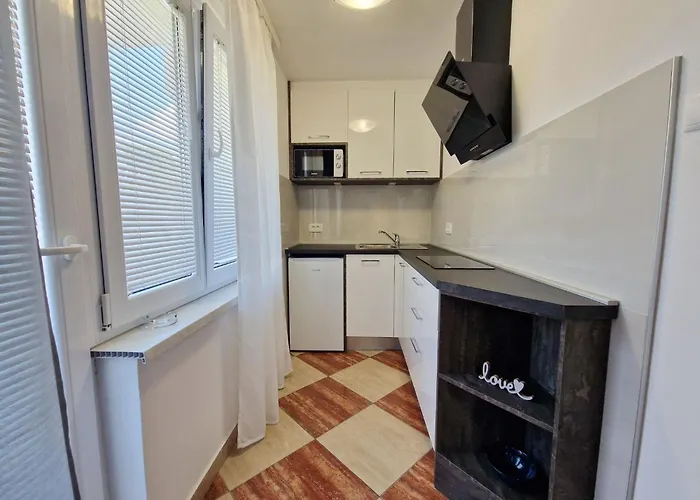 Appartamento Modern Eingerichtete Ideal Fuer Junge Paaren Im Zentrum Von By Interhome Baška