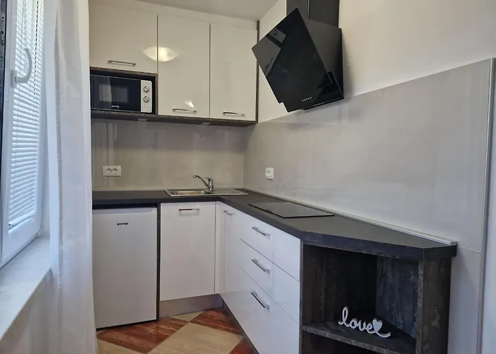 Modern Eingerichtete Ideal Fuer Junge Paaren Im Zentrum Von By Interhome Apartmán Baška