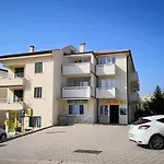 Modern Eingerichtete Ideal Fuer Junge Paaren Im Zentrum Von By Interhome 아파트 바슈카