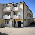 Modern Eingerichtete Ideal Fuer Junge Paaren Im Zentrum Von By Interhome *