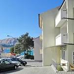 아파트 Modern Eingerichtete Ideal Fuer Junge Paaren Im Zentrum Von By Interhome