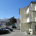 Modern Eingerichtete Ideal Fuer Junge Paaren Im Zentrum Von By Interhome 바슈카