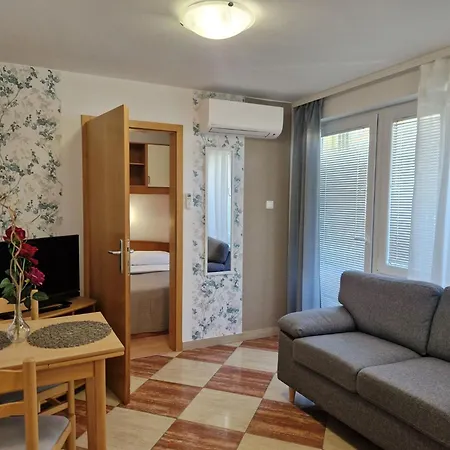아파트 Modern Eingerichtete Ideal Fuer Junge Paaren Im Zentrum Von By Interhome